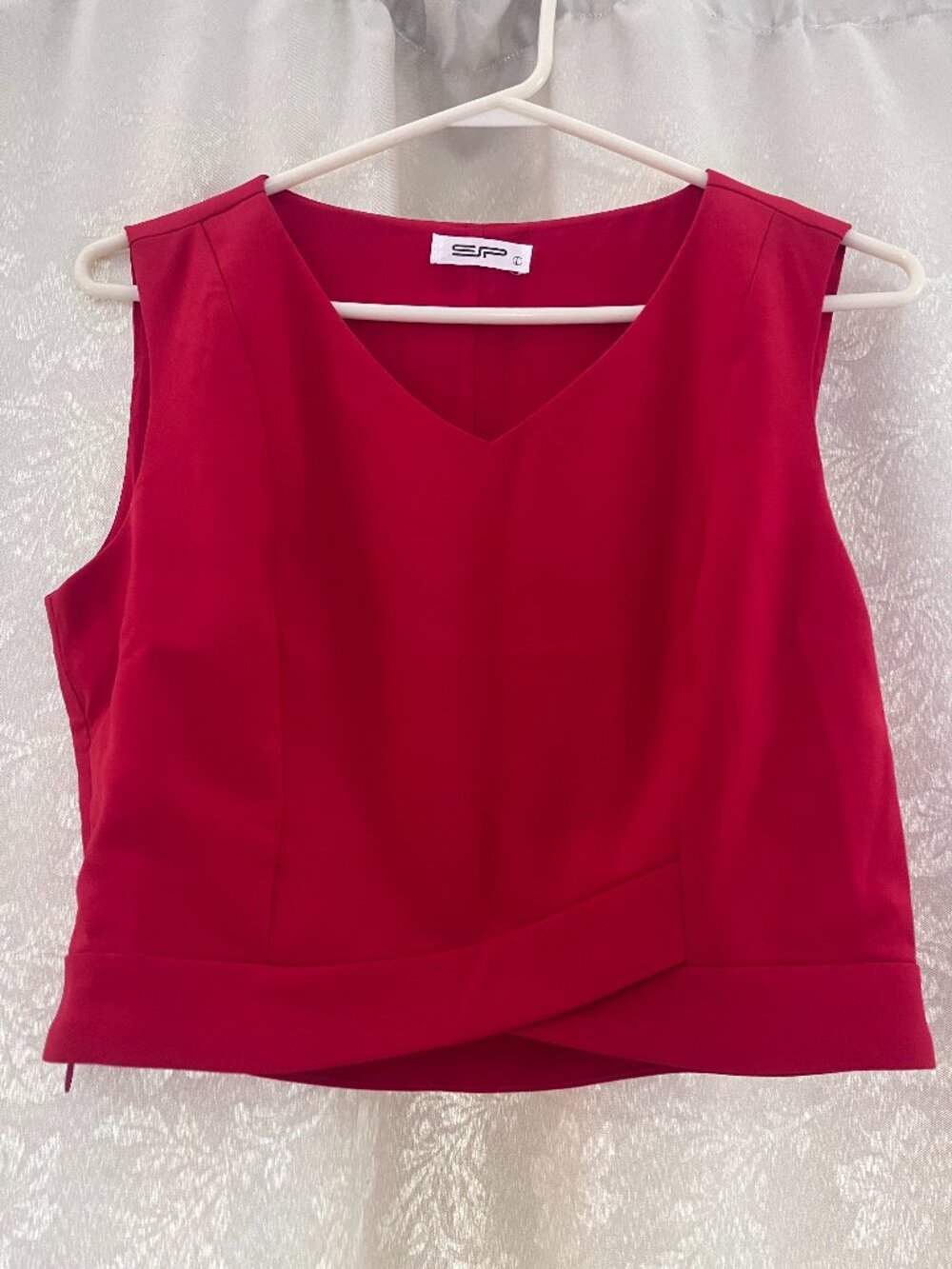 Red Structured V-Neck Crop Top – Size L